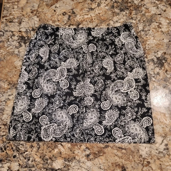 0050. ECU ~ Lauren by Ralph Lauren ~ Paisley Stretch Skirt w/ Hidden Zipper! - Picture 3 of 6